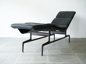イームズチェイス 寝椅子 ハーマンミラー製 Charles Eames Ray Eames Chaise Chaiselounge イームズチェイスの足元から