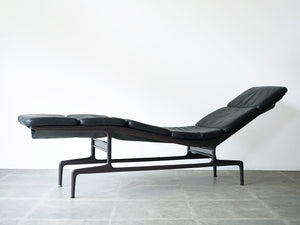 イームズチェイス 寝椅子 ハーマンミラー製 Charles Eames Ray Eames Chaise Chaiselounge イームズチェイスの側面やや斜めから