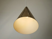 画像をギャラリービューアに読み込む, Otto Frankild Model P376 Pendant Lamp Lyfa  オットー フランキルド リーファ  コーン型ランプ 北欧ヴィンテージ ペンダントライトの点灯イメージ
