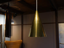 画像をギャラリービューアに読み込む, Otto Frankild Model P376 Pendant Lamp Lyfa  オットー フランキルド リーファ  コーン型ランプ 北欧ヴィンテージ ペンダントライトのつ使用イメージ
