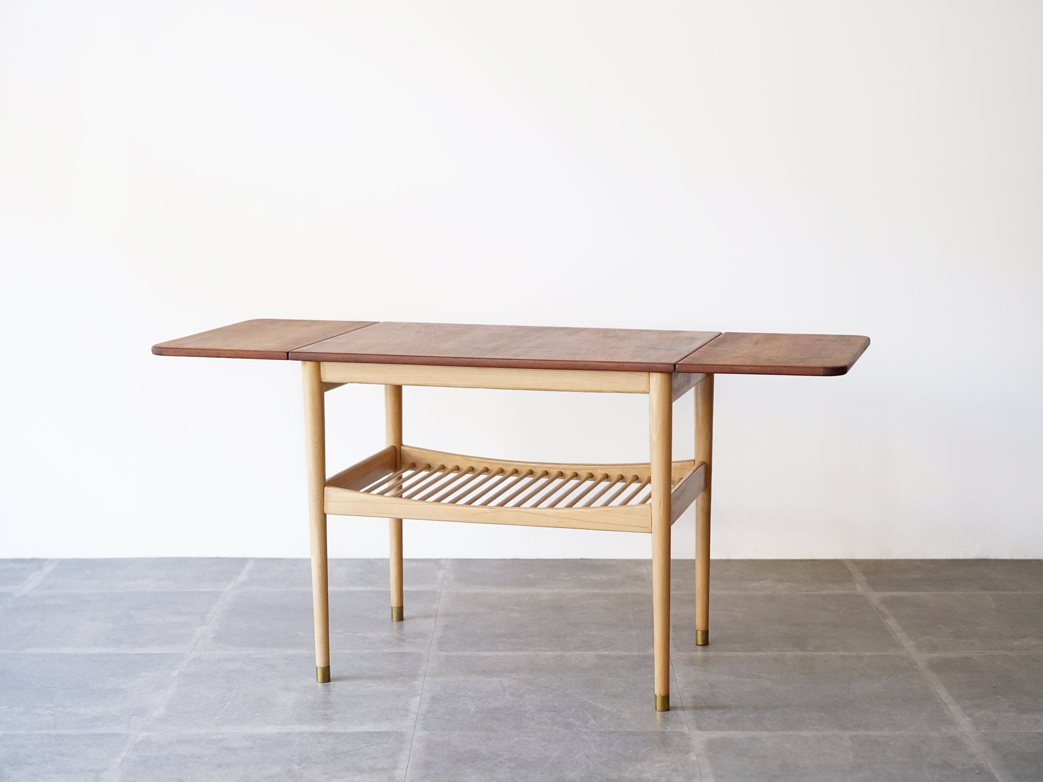 フィン・ユールの両翼延長式のコーヒーテーブル Finn Juhl coffee table with flip-down leaves Anton Kildeberg 北欧デザインのセンターテーブルの両端を長く延長することができる