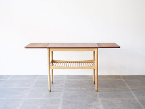 フィン・ユールの両翼延長式のコーヒーテーブル Finn Juhl coffee table with flip-down leaves Anton Kildeberg 北欧デザインのセンターテーブルの両端の延長板を開いた様子