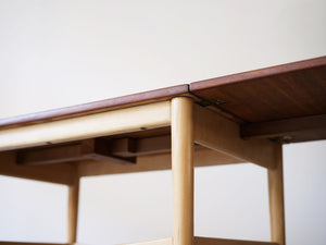 フィン・ユールの両翼延長式のコーヒーテーブル Finn Juhl coffee table with flip-down leaves Anton Kildeberg 北欧デザインのセンターテーブルの裏面