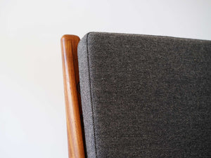 ピーターヴィッツ ブーメランチェア Peter Hvidt & Orla Mølgaard-Nielsen FD135 Boomerang Chair 北欧デザインのラウンジチェアの背もたれのチークフレームとグレーのクッション