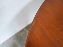 画像をギャラリービューアに読み込む, Ole Wanscher AJ Iversen Dining Table with Extension オーレ ヴァンシャー 北欧ヴィンテージ マホガニー 丸いダイニングテーブルの天面の縁
