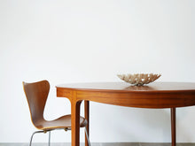 画像をギャラリービューアに読み込む, Ole Wanscher AJ Iversen Dining Table with Extension オーレ ヴァンシャー 北欧ヴィンテージ マホガニー 丸いダイニングテーブルの曲線の縁
