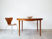 画像をギャラリービューアに読み込む, Ole Wanscher AJ Iversen Dining Table with Extension オーレ ヴァンシャー 北欧ヴィンテージ マホガニー 丸いダイニングテーブルとセブンチェア
