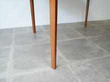 画像をギャラリービューアに読み込む, Ole Wanscher AJ Iversen Dining Table with Extension オーレ ヴァンシャー 北欧ヴィンテージ マホガニー 丸いダイニングテーブルの脚
