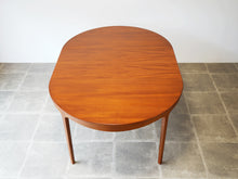 画像をギャラリービューアに読み込む, Ole Wanscher AJ Iversen Dining Table with Extension オーレ ヴァンシャー 北欧ヴィンテージ マホガニー 丸いダイニングテーブルの延長した様子のやや上から
