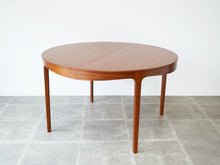画像をギャラリービューアに読み込む, Ole Wanscher AJ Iversen Dining Table with Extension オーレ ヴァンシャー 北欧ヴィンテージ マホガニー 丸いダイニングテーブルのやや上から
