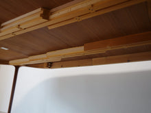 画像をギャラリービューアに読み込む, Ole Wanscher AJ Iversen Dining Table with Extension オーレ ヴァンシャー 北欧ヴィンテージ マホガニー 丸いダイニングテーブルの天面の裏面
