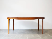 画像をギャラリービューアに読み込む, Ole Wanscher AJ Iversen Dining Table with Extension オーレ ヴァンシャー 北欧ヴィンテージ マホガニー 丸いダイニングテーブルの延長した様子

