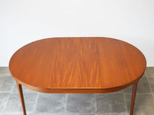 画像をギャラリービューアに読み込む, Ole Wanscher AJ Iversen Dining Table with Extension オーレ ヴァンシャー 北欧ヴィンテージ マホガニー 丸いダイニングテーブルの延長した様子のやや上から
