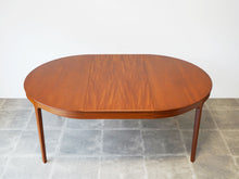 画像をギャラリービューアに読み込む, Ole Wanscher AJ Iversen Dining Table with Extension オーレ ヴァンシャー 北欧ヴィンテージ マホガニー 丸いダイニングテーブルの延長した様子のやや上から
