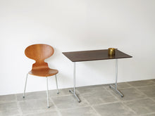 画像をギャラリービューアに読み込む, Arne Jacobsen Table with shaker frame Fritz Hansen アルネヤコブセン シェーカーテーブル ヴィンテージ フリッツハンセンのコーヒーテーブル 北欧デザイン デザイナーズテーブル テーブルとアントチェアとCilinderlineの灰皿

