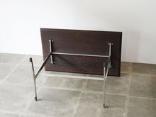 画像をギャラリービューアに読み込む, Arne Jacobsen Table with shaker frame Fritz Hansen アルネヤコブセン シェーカーテーブル ヴィンテージ フリッツハンセンのコーヒーテーブル 北欧デザイン デザイナーズテーブル テーブルの裏面

