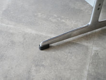 画像をギャラリービューアに読み込む, Arne Jacobsen Table with shaker frame Fritz Hansen アルネヤコブセン シェーカーテーブル ヴィンテージ フリッツハンセンのコーヒーテーブル 北欧デザイン デザイナーズテーブル テーブルの脚先
