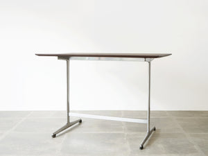 Arne Jacobsen Table with shaker frame Fritz Hansen アルネヤコブセン シェーカーテーブル ヴィンテージ フリッツハンセンのコーヒーテーブル 北欧デザイン デザイナーズテーブル テーブルの斜めから