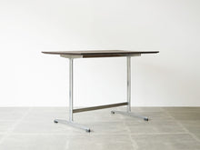 画像をギャラリービューアに読み込む, Arne Jacobsen Table with shaker frame Fritz Hansen アルネヤコブセン シェーカーテーブル ヴィンテージ フリッツハンセンのコーヒーテーブル 北欧デザイン デザイナーズテーブル テーブルの斜めから
