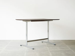 Arne Jacobsen Table with shaker frame Fritz Hansen アルネヤコブセン シェーカーテーブル ヴィンテージ フリッツハンセンのコーヒーテーブル 北欧デザイン デザイナーズテーブル テーブルの斜めから