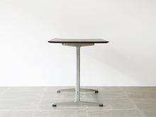 画像をギャラリービューアに読み込む, Arne Jacobsen Table with shaker frame Fritz Hansen アルネヤコブセン シェーカーテーブル ヴィンテージ フリッツハンセンのコーヒーテーブル 北欧デザイン デザイナーズテーブル テーブルの側面
