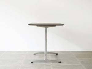 Arne Jacobsen Table with shaker frame Fritz Hansen アルネヤコブセン シェーカーテーブル ヴィンテージ フリッツハンセンのコーヒーテーブル 北欧デザイン デザイナーズテーブル テーブルの側面