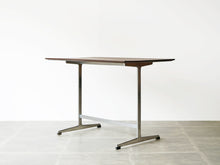 画像をギャラリービューアに読み込む, Arne Jacobsen Table with shaker frame Fritz Hansen アルネヤコブセン シェーカーテーブル ヴィンテージ フリッツハンセンのコーヒーテーブル 北欧デザイン デザイナーズテーブル テーブルの斜めから
