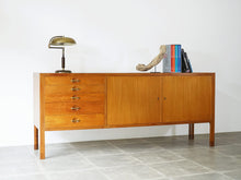 画像をギャラリービューアに読み込む, Hans J Wegner Johannes Hansen Sideboard ハンスJウェグナー ヨハネスハンセン 北欧ヴィンテージ マホガニーのサイドボードの斜めから
