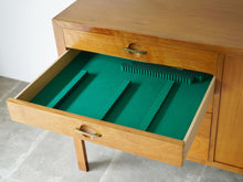 画像をギャラリービューアに読み込む, Hans J Wegner Johannes Hansen Sideboard ハンスJウェグナー ヨハネスハンセン 北欧ヴィンテージ マホガニーのサイドボードの引き出しの開けた様子
