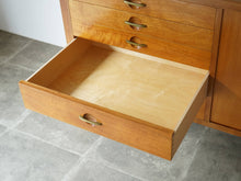 画像をギャラリービューアに読み込む, Hans J Wegner Johannes Hansen Sideboard ハンスJウェグナー ヨハネスハンセン 北欧ヴィンテージ マホガニーのサイドボードの引き出しの開けた様子
