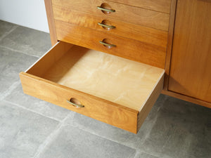 Hans J Wegner Johannes Hansen Sideboard ハンスJウェグナー ヨハネスハンセン 北欧ヴィンテージ マホガニーのサイドボードの引き出しの開けた様子