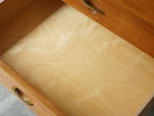 画像をギャラリービューアに読み込む, Hans J Wegner Johannes Hansen Sideboard ハンスJウェグナー ヨハネスハンセン 北欧ヴィンテージ マホガニーのサイドボードの引き出しの中の木目
