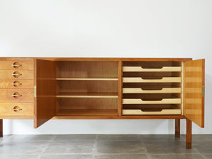 Hans J Wegner Johannes Hansen Sideboard ハンスJウェグナー ヨハネスハンセン 北欧ヴィンテージ マホガニーのサイドボードの棚とトレイの引き出し