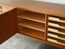 画像をギャラリービューアに読み込む, Hans J Wegner Johannes Hansen Sideboard ハンスJウェグナー ヨハネスハンセン 北欧ヴィンテージ マホガニーのサイドボードの棚
