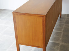 画像をギャラリービューアに読み込む, Hans J Wegner Johannes Hansen Sideboard ハンスJウェグナー ヨハネスハンセン 北欧ヴィンテージ マホガニーのサイドボードの側面
