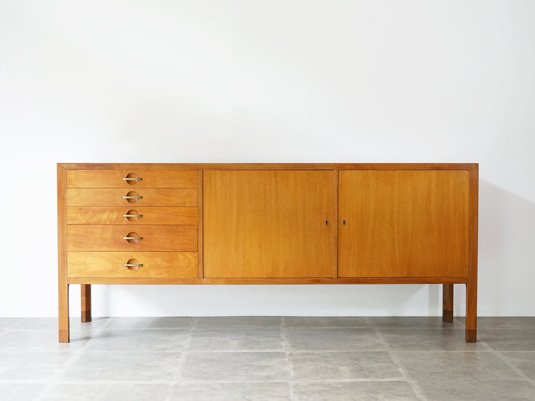 Hans J Wegner Johannes Hansen Sideboard ハンスJウェグナー ヨハネスハンセン 北欧ヴィンテージ マホガニーのサイドボードの正面