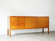 画像をギャラリービューアに読み込む, Hans J Wegner Johannes Hansen Sideboard ハンスJウェグナー ヨハネスハンセン 北欧ヴィンテージ マホガニーのサイドボードの斜めから
