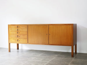 Hans J Wegner Johannes Hansen Sideboard ハンスJウェグナー ヨハネスハンセン 北欧ヴィンテージ マホガニーのサイドボードの斜めから