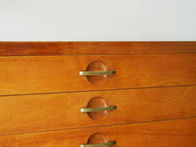 画像をギャラリービューアに読み込む, Hans J Wegner Johannes Hansen Sideboard ハンスJウェグナー ヨハネスハンセン 北欧ヴィンテージ マホガニーのサイドボードの引き出しの取っ手
