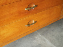 画像をギャラリービューアに読み込む, Hans J Wegner Johannes Hansen Sideboard ハンスJウェグナー ヨハネスハンセン 北欧ヴィンテージ マホガニーのサイドボードの引き出しの取っ手
