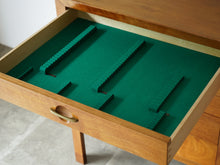 画像をギャラリービューアに読み込む, Hans J Wegner Johannes Hansen Sideboard ハンスJウェグナー ヨハネスハンセン 北欧ヴィンテージ マホガニーのサイドボードの引き出しの開けた様子
