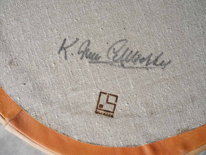 イヴァンシュレクターの革張りのクッション 北欧インテリア Ivan Schlechter Pouf  クッションの裏面に製作者のサインと刻印