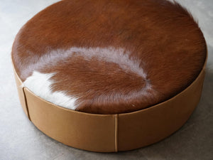 イヴァンシュレクターの革張りのクッション 牛毛皮の座面 Ivan Schlechter Pouf  クッションの表面には牛の毛皮 北欧インテリア