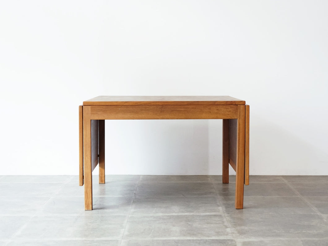 Børge Mogensen Fredericia Stolefabrik table with two flip up leaves ボーエモーエンセン フレデリシア 北欧デザイン ナットウッド 両翼延長式コーヒーテーブルの正面