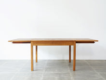 画像をギャラリービューアに読み込む, Børge Mogensen Fredericia Stolefabrik table with two flip up leaves ボーエモーエンセン フレデリシア 北欧デザイン ナットウッド 両翼延長式コーヒーテーブルの延長板を開いた様子
