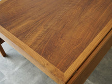 画像をギャラリービューアに読み込む, Børge Mogensen Fredericia Stolefabrik table with two flip up leaves ボーエモーエンセン フレデリシア 北欧デザイン ナットウッド 両翼延長式コーヒーテーブルの天面の木目

