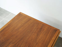 画像をギャラリービューアに読み込む, Børge Mogensen Fredericia Stolefabrik table with two flip up leaves ボーエモーエンセン フレデリシア 北欧デザイン ナットウッド 両翼延長式コーヒーテーブルの天面の木目
