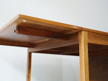 画像をギャラリービューアに読み込む, Børge Mogensen Fredericia Stolefabrik table with two flip up leaves ボーエモーエンセン フレデリシア 北欧デザイン ナットウッド 両翼延長式コーヒーテーブルの角と裏面
