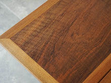 画像をギャラリービューアに読み込む, Børge Mogensen Fredericia Stolefabrik table with two flip up leaves ボーエモーエンセン フレデリシア 北欧デザイン ナットウッド 両翼延長式コーヒーテーブルの色褪せ
