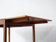 画像をギャラリービューアに読み込む, Børge Mogensen Fredericia Stolefabrik table with two flip up leaves ボーエモーエンセン フレデリシア 北欧デザイン ナットウッド 両翼延長式コーヒーテーブルの角と裏面
